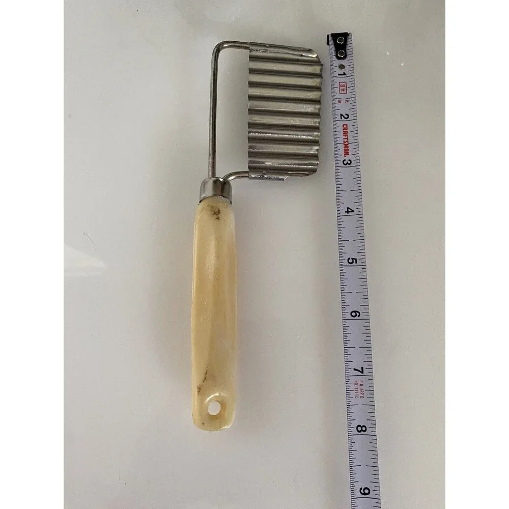 Vintage Vegetable Crinkle‎ Cutter Potato Cheese Slicer Beige Plastic Handle EUC
